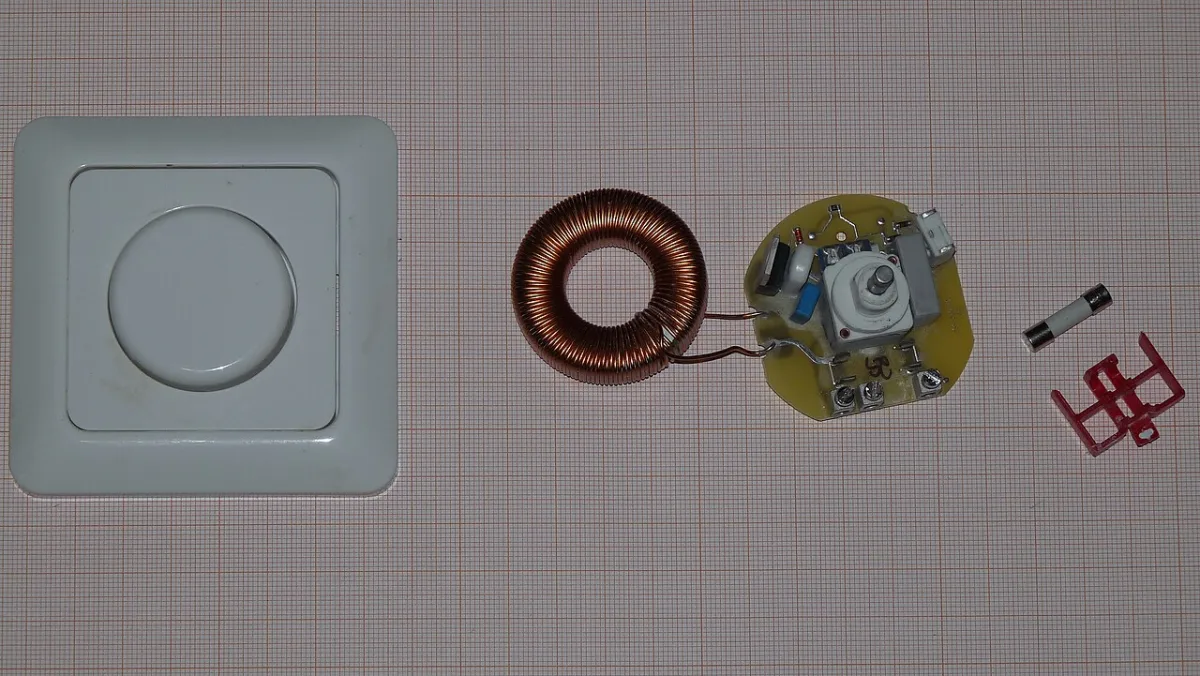 Opengewerkte dimmer met spoel, printplaat en zekering