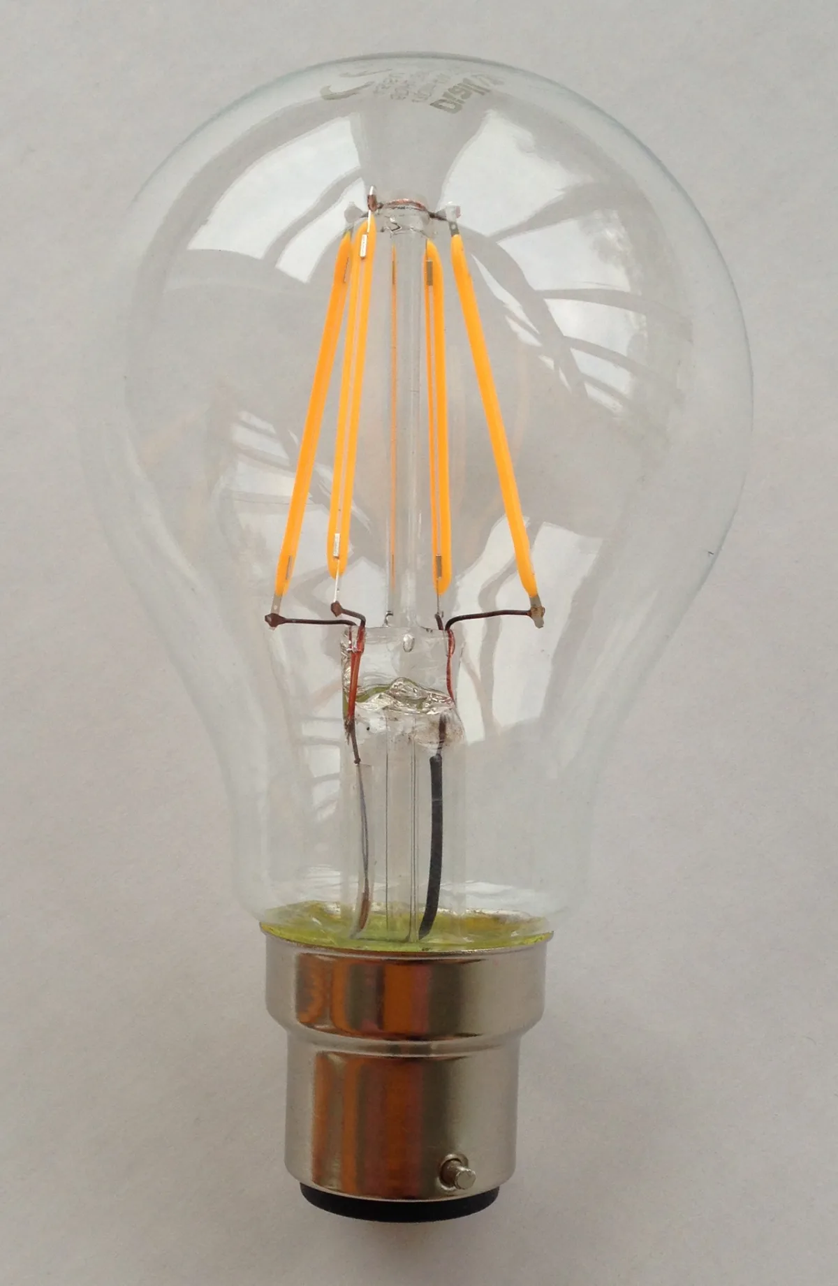 Ledlamp met zichtbare gloeidraden in helder glas