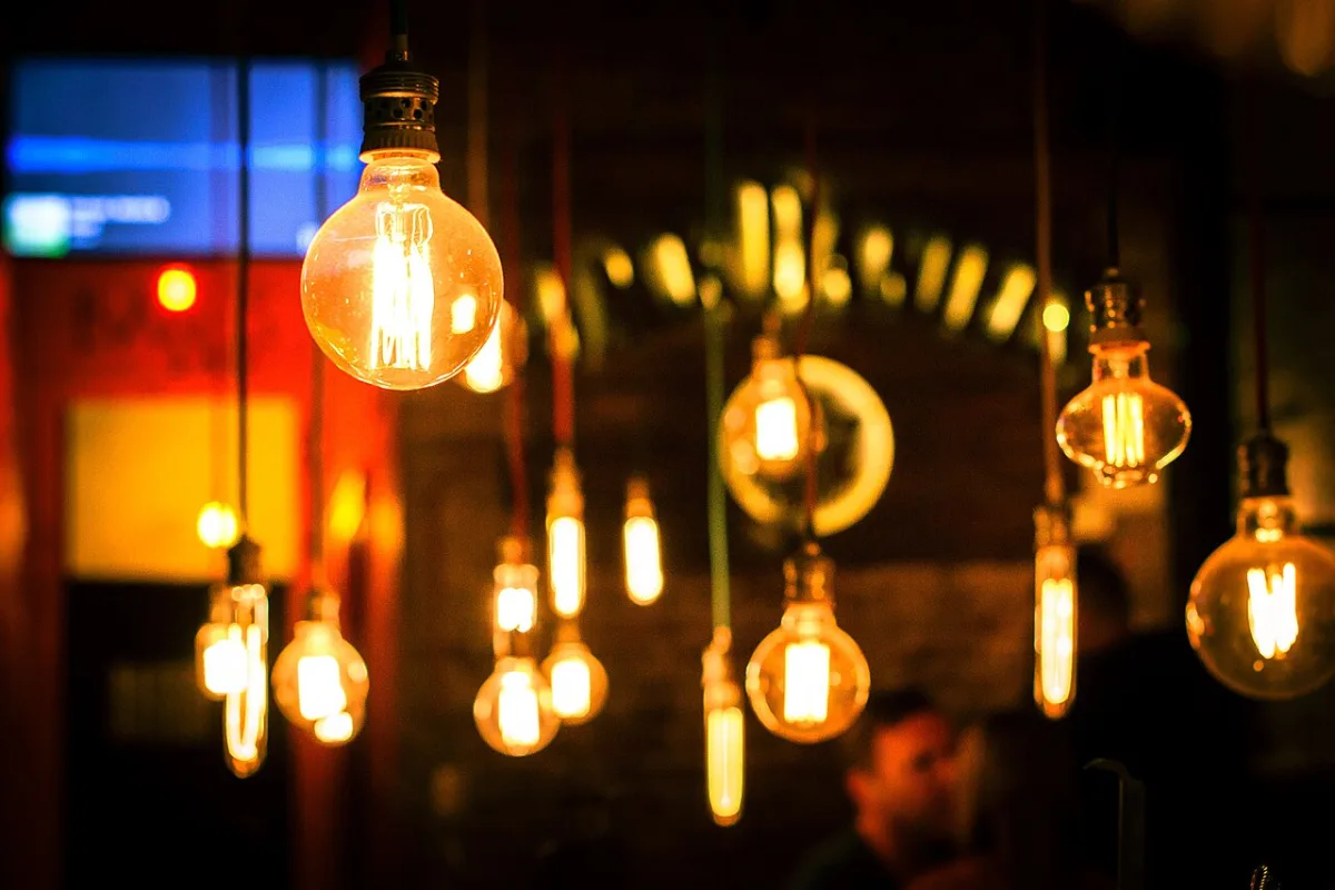 Cluster gloeidraadlampen die warm oranje branden