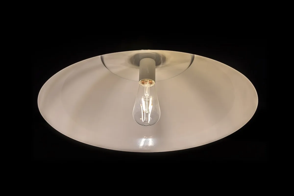Hanglamp met brede kap en zichtbare gloeidraadlamp